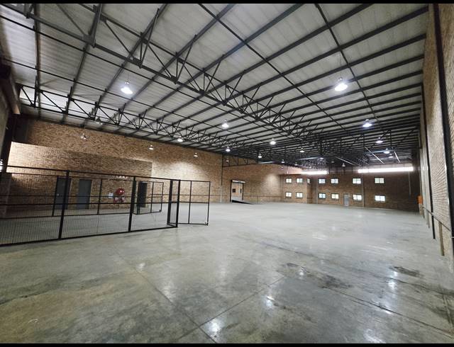 1,535M² WAREHOUSE TO LET IN LANSERIA